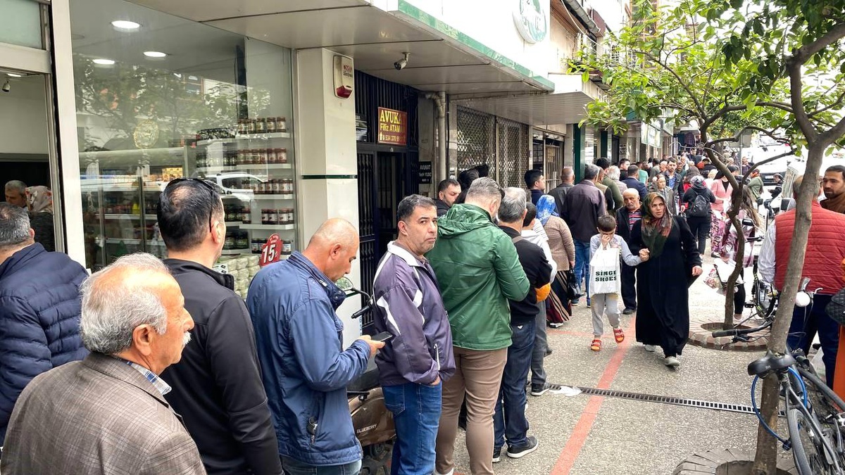 Aydın\'da Arife Günü Sokaklarda Hareketlilik Yaşandı, Tatlıcılarda Uzun Kuyruklar Oluştu
