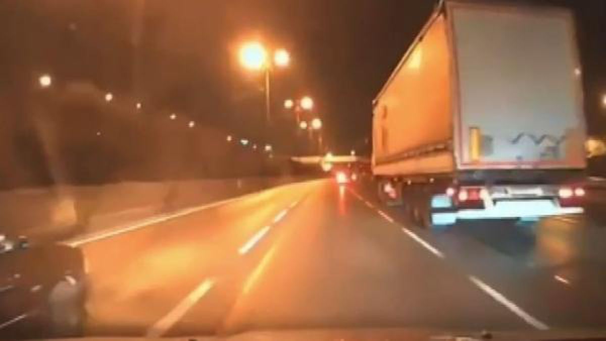Bağcılar\'da Makas Atan Sürücü 3 Araç Arasında Sıkıştı