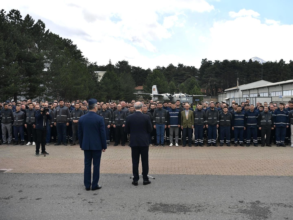 Kayseri Büyükşehir Belediye Başkanı ve Milli Savunma Bakanı TOGG ile Kayseri\'de bayramlaştı
