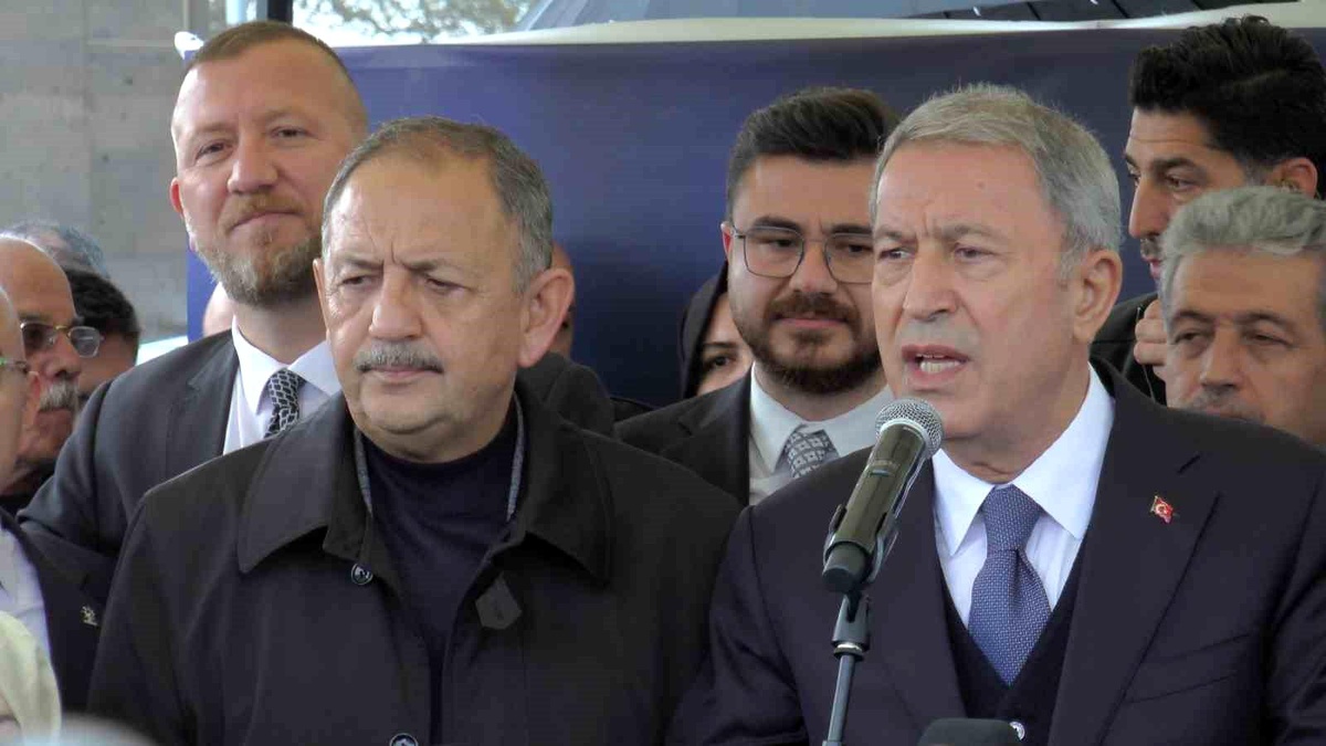 Bakan Akar: "Vatandaşlarımızın terörle arasında mesafe olmayanlarla aralarına mesafe koyması lazım"
