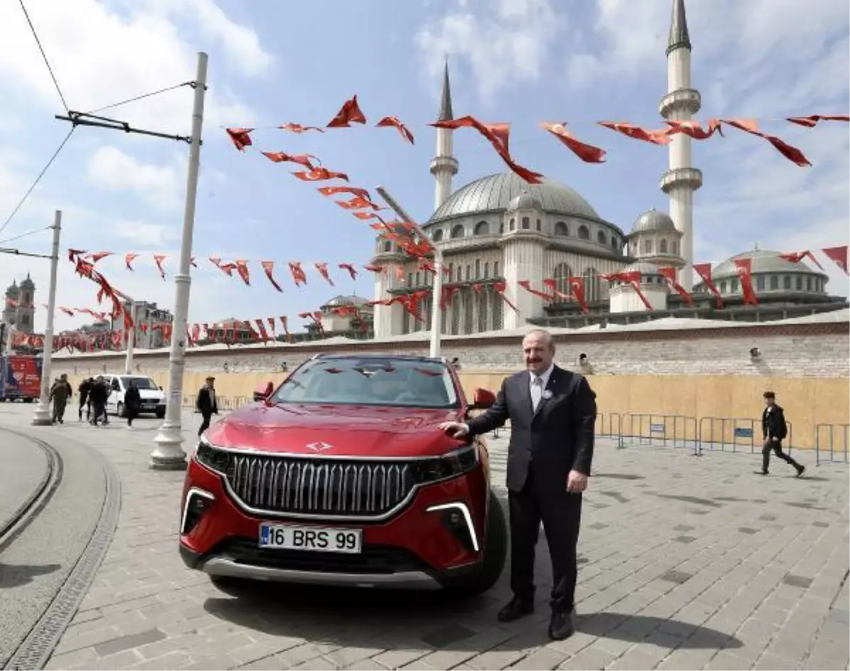 SANAYİ ve Teknoloji Bakanı Mustafa Varank TOGG ile İstiklal Caddesinde tur attı