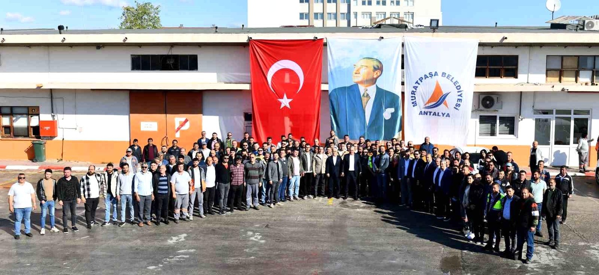 Muratpaşa Belediye Başkanı Ümit Uysal Belediye Çalışanlarıyla Bayramlaştı