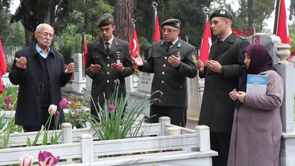 SAMSUN\'da Şehit Yakınları ve Vatandaşlar Şehitliklere Dua Etmek İçin Gittiler