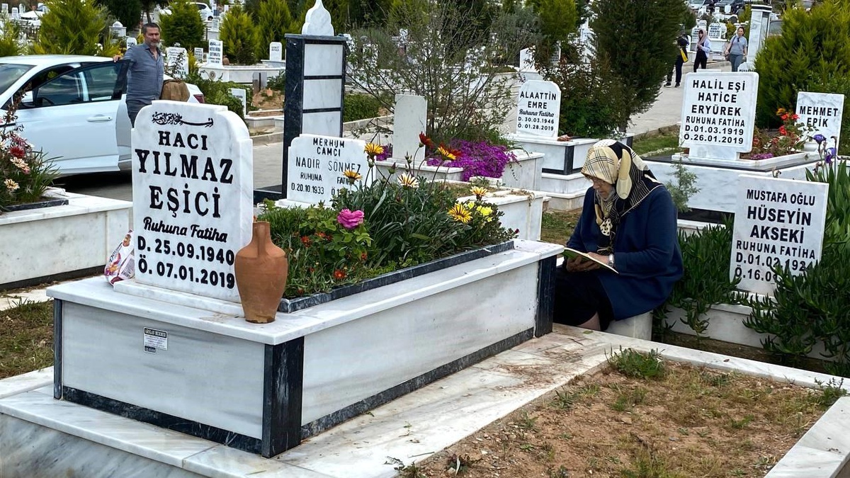 Aydınlı Vatandaşlar Ramazan Bayramı Öncesi Mezarlıkları Ziyaret Etti