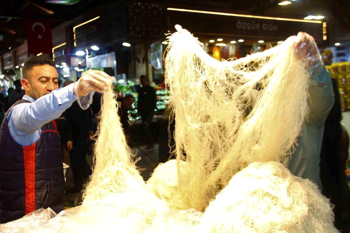 Elazığ\'da Bakır Tepsilerde Pişirilen Tel Kadayıf Ramazan Bayramı Öncesinde İlgi Görüyor