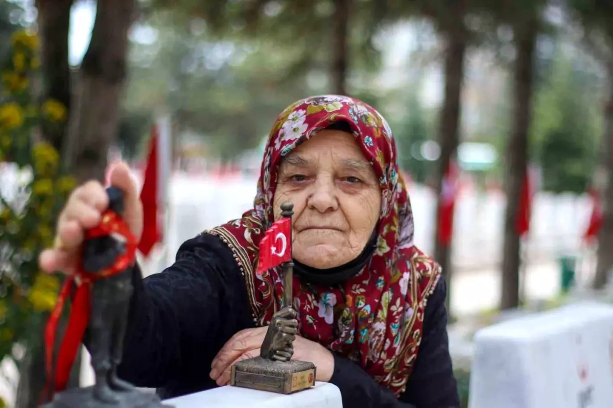 Ramazan Bayramı öncesinde şehit aileleri kabirleri başında dua etti