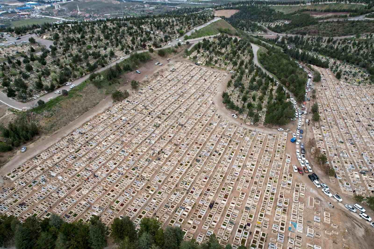 Ramazan Bayramı öncesinde yakınlarını kaybedenler kabristanlara akın etti