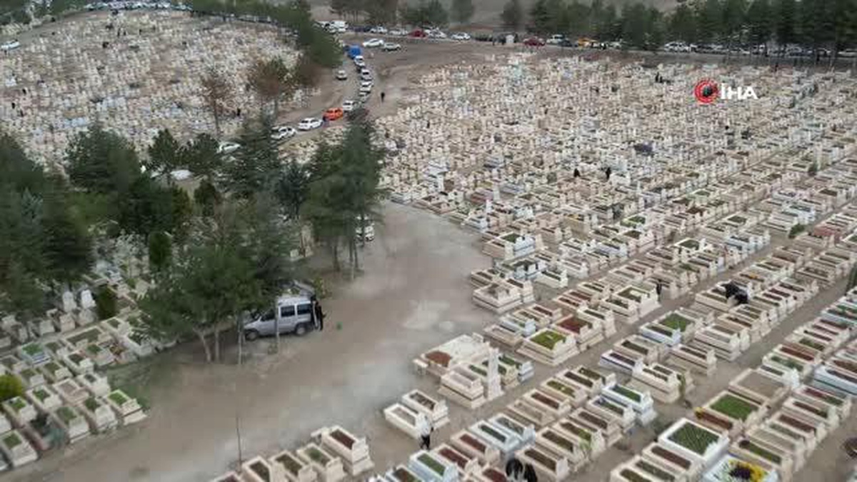Ramazan Bayramı arifesinde yakınlarını kaybedenlerin ilk durağı kabristanlar oldu