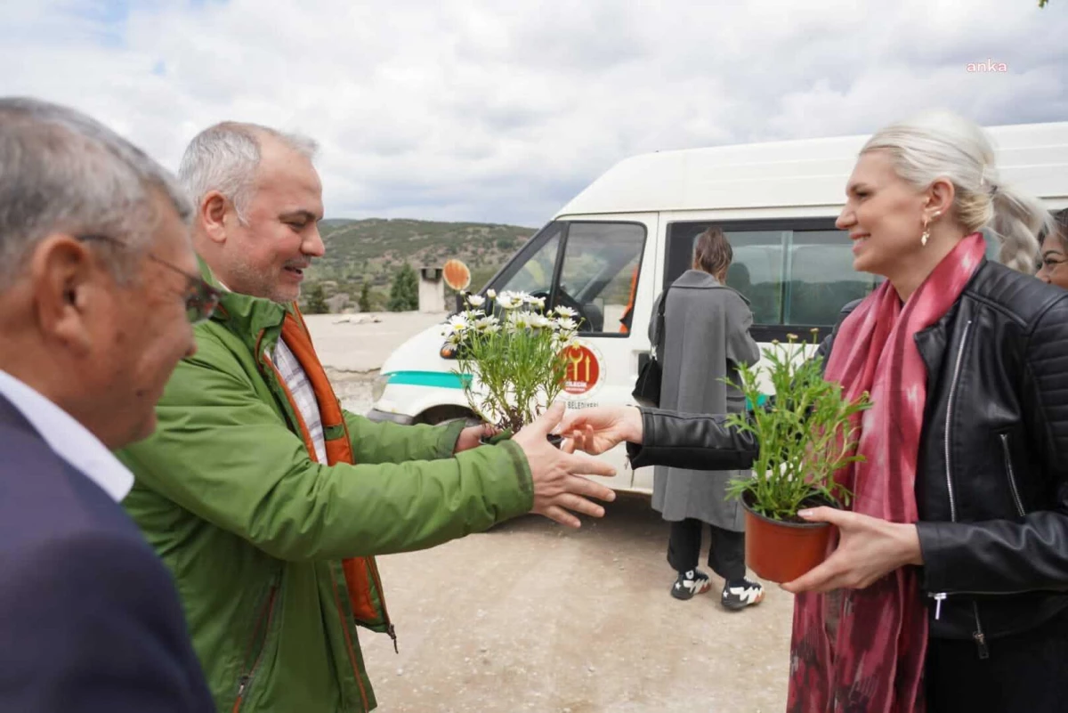 Bilecik Belediye Başkan Vekili Subaşı, Mezarlık Ziyaretine Gelen Vatandaşlara Çiçek Hediye Etti