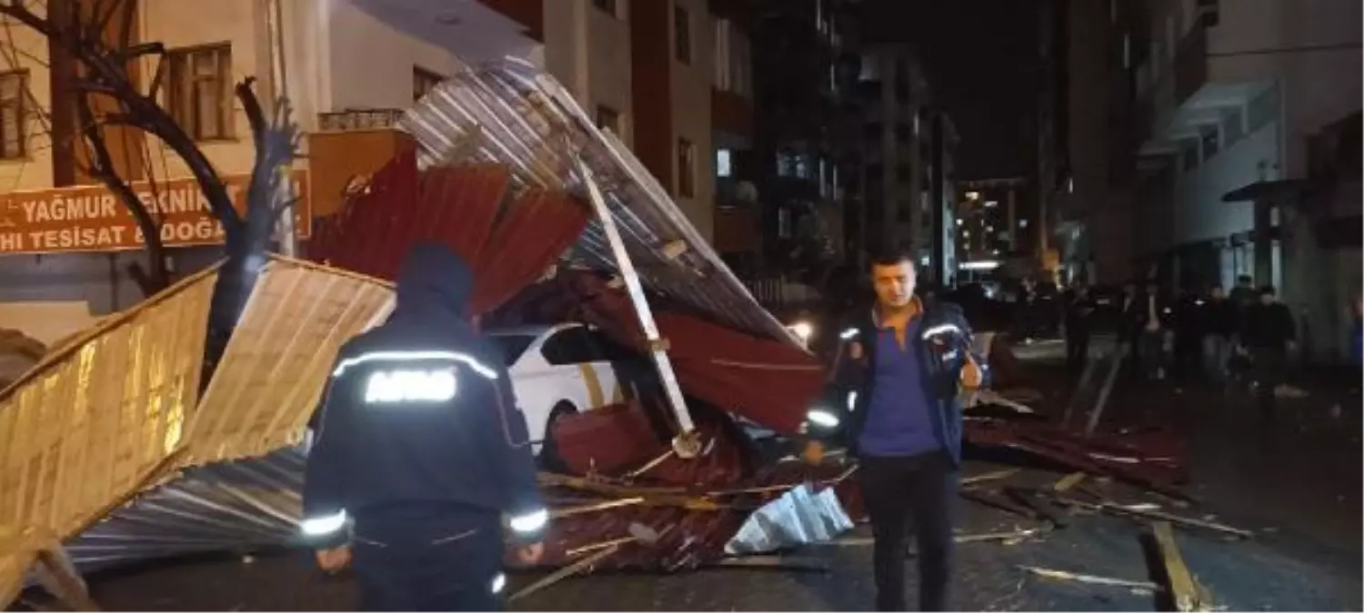 Tatvan'da Fırtına İki Binanın Çatısını Uçurdu, 4 Otomobil Hasar Gördü