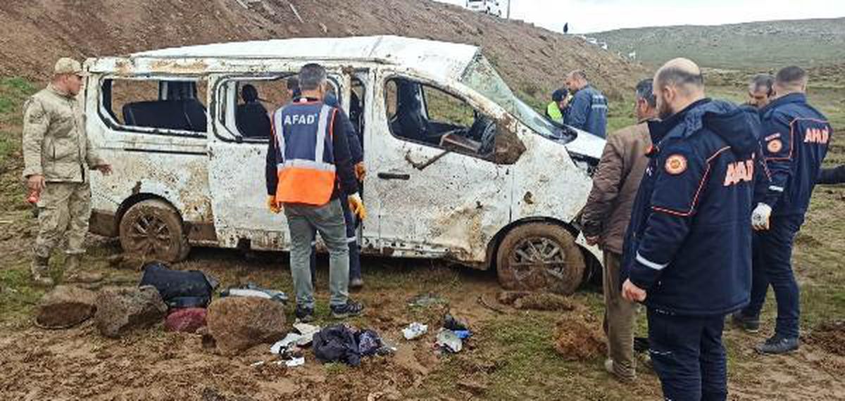 Bitlis\'te Minibüs Kazası: 13 Yaralı