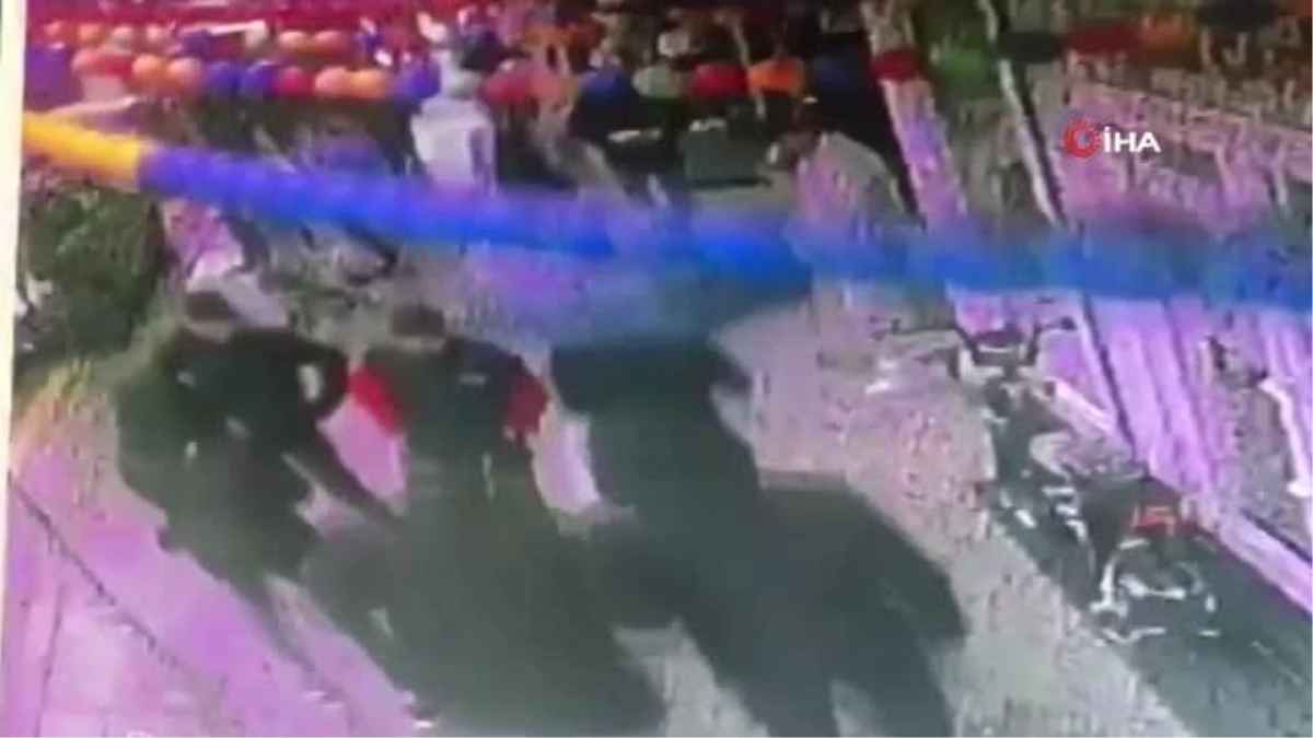 Erzurum\'da Cadde Ortasında Bıçaklı Kavga: 2 Yaralı