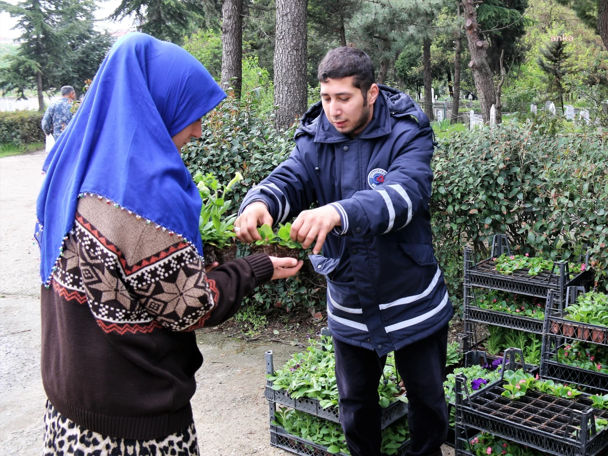 Çerkezköy Belediyesi Mezarlıklarda Çiçek Dağıttı