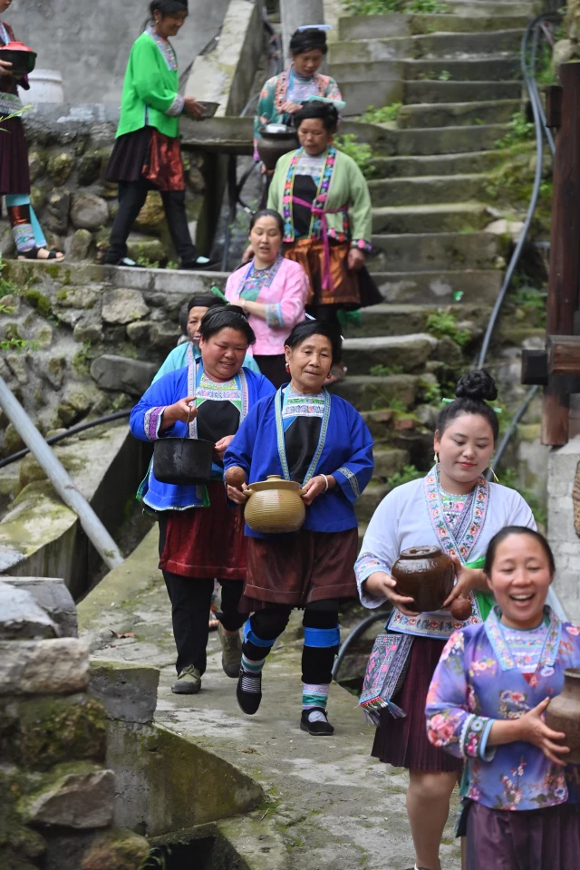 Çinli Kadınlar Sanyuesan Festivali İçin Nehirde Saç Yıkama Etkinliği Düzenledi