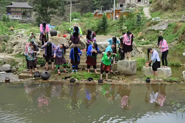 Çinli Kadınlar Sanyuesan Festivali İçin Nehirde Saç Yıkama Etkinliği Düzenledi