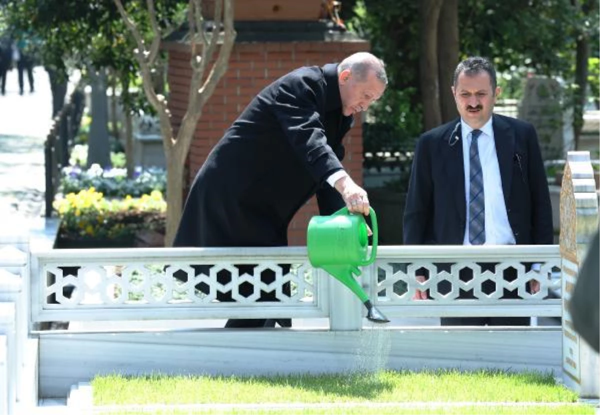 Cumhurbaşkanı Erdoğan, Anne ve Babasının Mezarlarını Ziyaret Etti