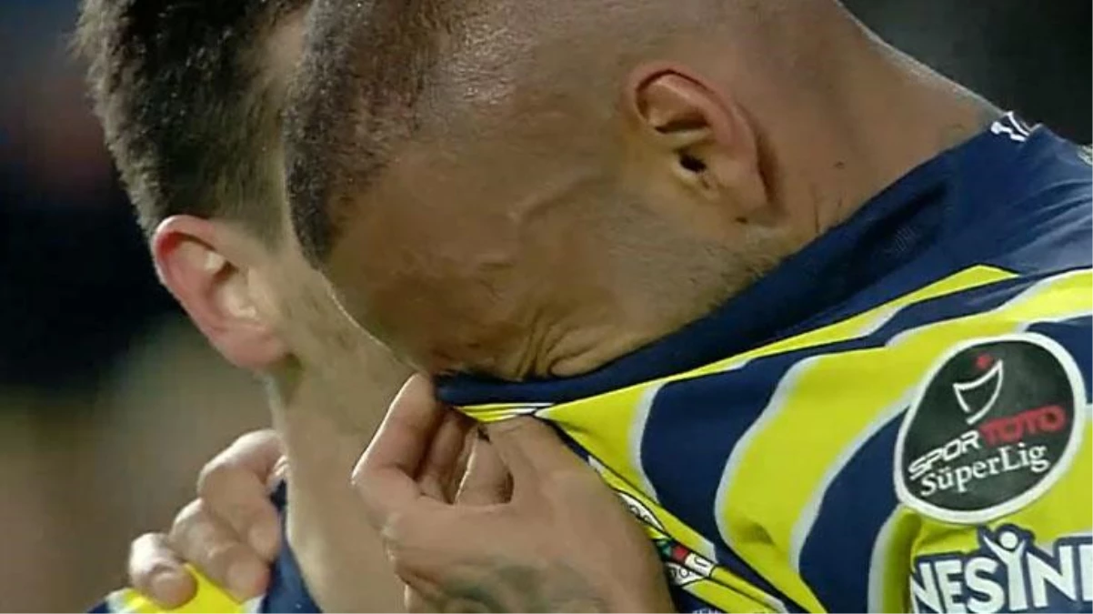 Attığı golden sonra gözyaşlarına boğuldu! Maçın kahramanı Joao Pedro\'nun duygulandıran anları