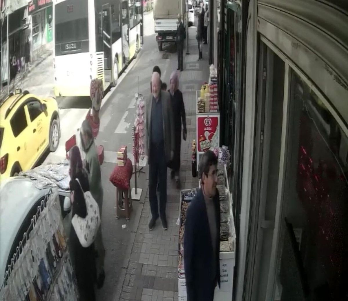 Bursada dalgın taksi sürücüsü yaşlı kadına çarptı