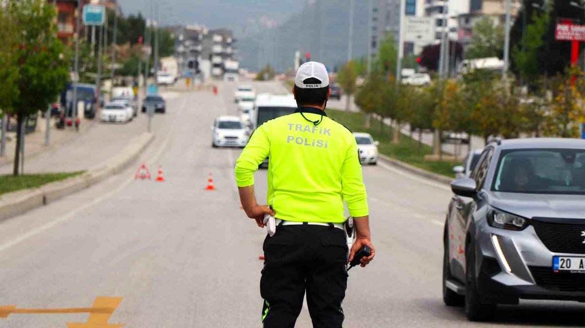 Denizlide Ramazan Bayramı öncesi trafikte akıcı yoğunluk yaşanıyor