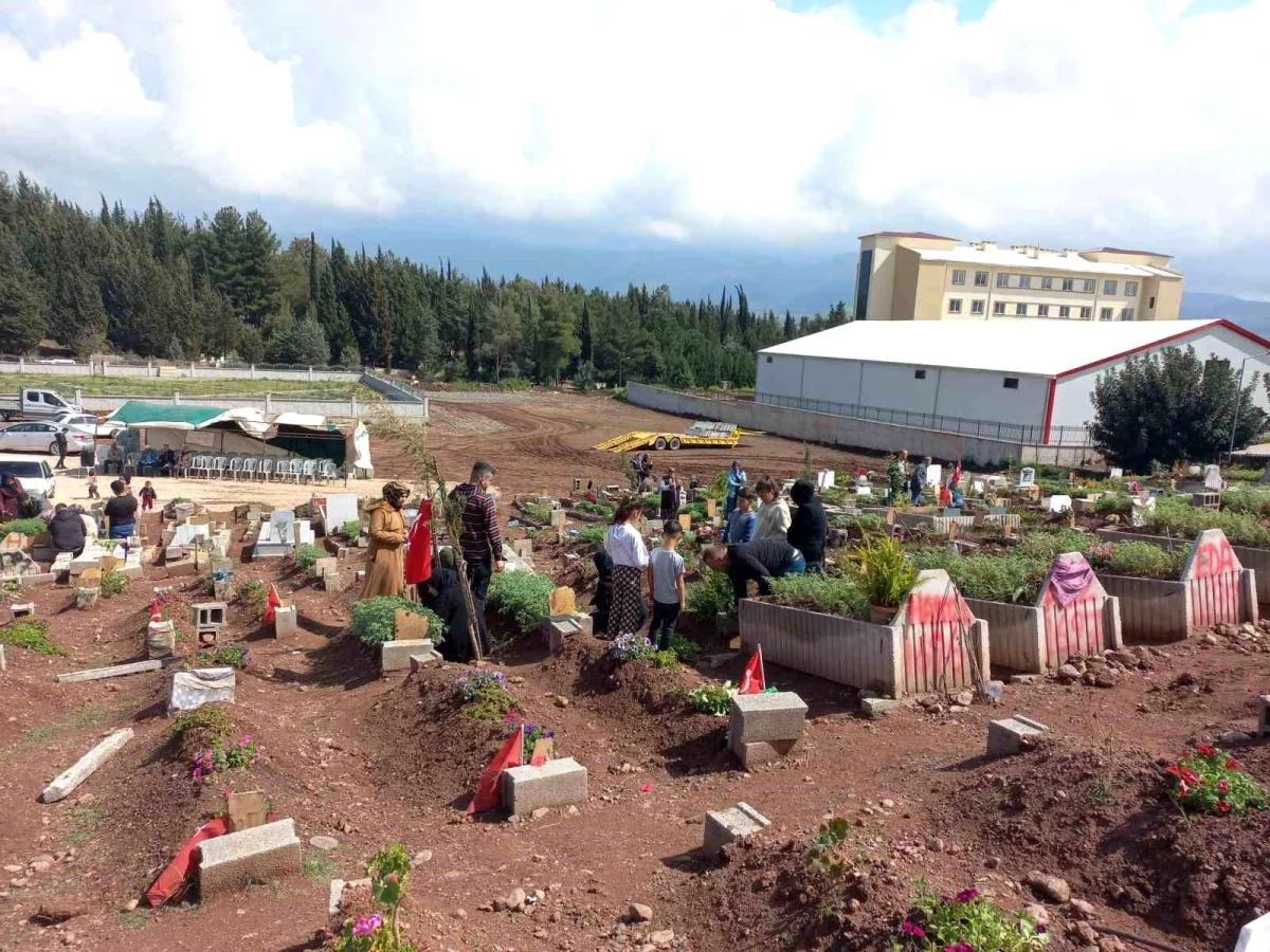Osmaniyede depremde kaybedilenler arife gününde mezarlıkta anıldı