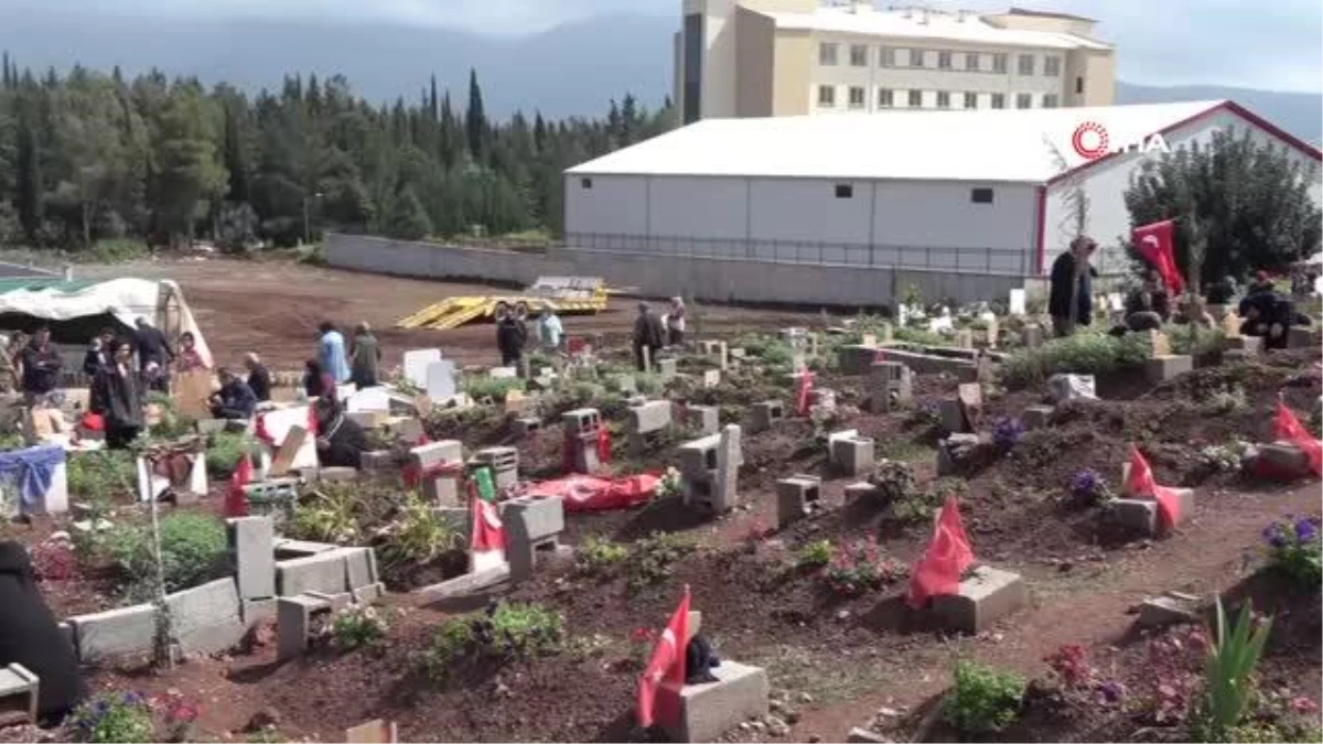 Depremde Yakınlarını Kaybedenler Mezarlıkları Ziyaret Etti