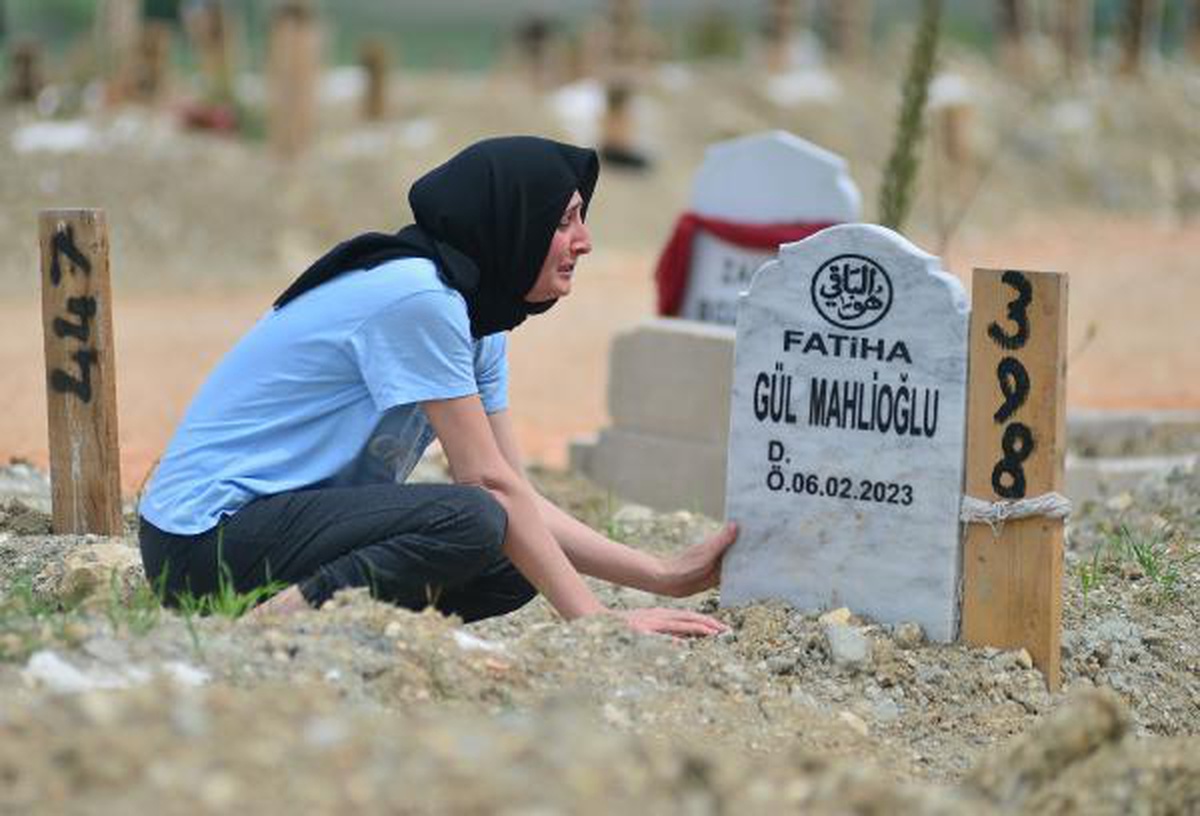 Hatay\'da depremde kaybedilenler için Ramazan Bayramı mezarlık ziyaretleri