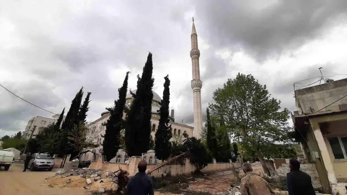 Adıyaman\'da Malazgirt Camii minaresinin yıkımı tepkilere neden oldu
