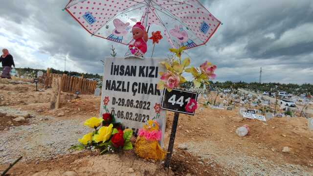Depremde ölen çocukların bayram hediyeleri mezarlarına bırakıldı