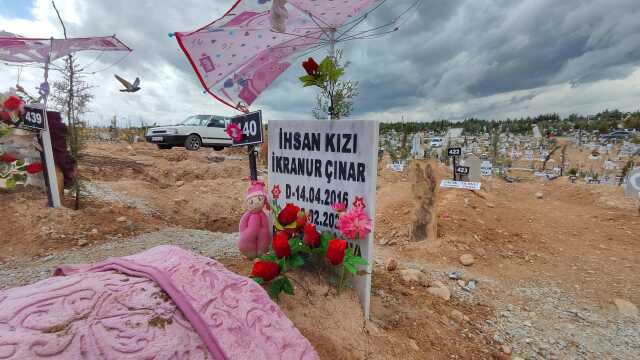 Depremde ölen çocukların bayram hediyeleri mezarlarına bırakıldı