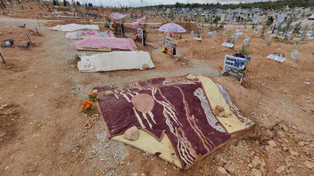 Depremde ölen çocukların bayram hediyeleri mezarlarına bırakıldı