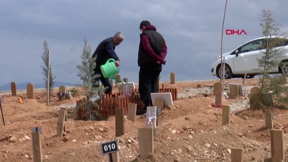 Depremde hayatını kaybeden çocukların mezarlarına eşya ve oyuncak bırakıldı