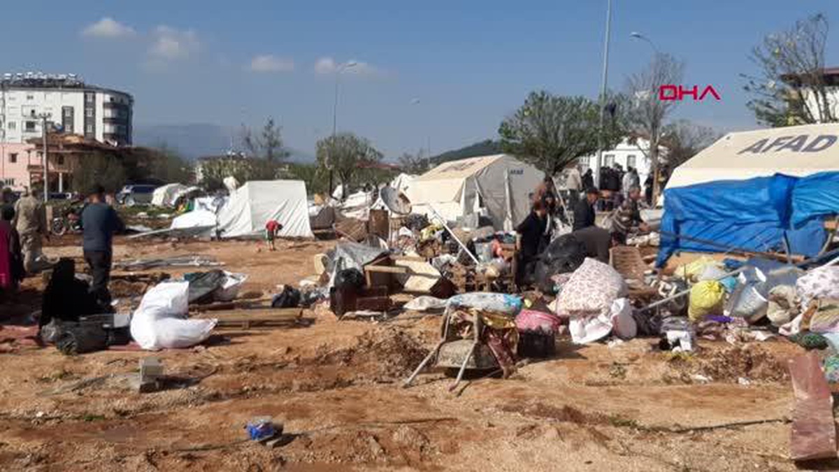 Kahramanmaraş\'ta Hortum Sonrası Çadırlar Havaya Uçtu, Depremzedeler Yaralandı