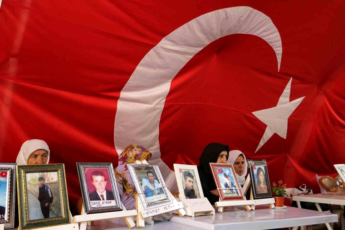 Diyarbakır annelerinden Esmer Koç: "10 senedir kızım için çalmadığım kapı kalmadı"