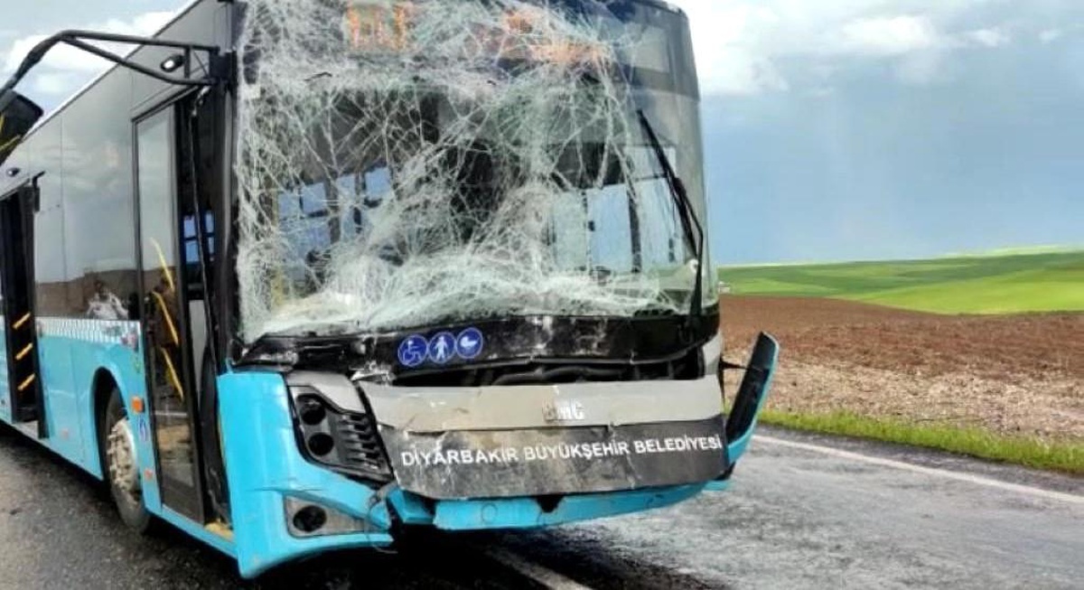 Diyarbakır\'da 2 ayrı trafik kazasında 7 kişi yaralandı
