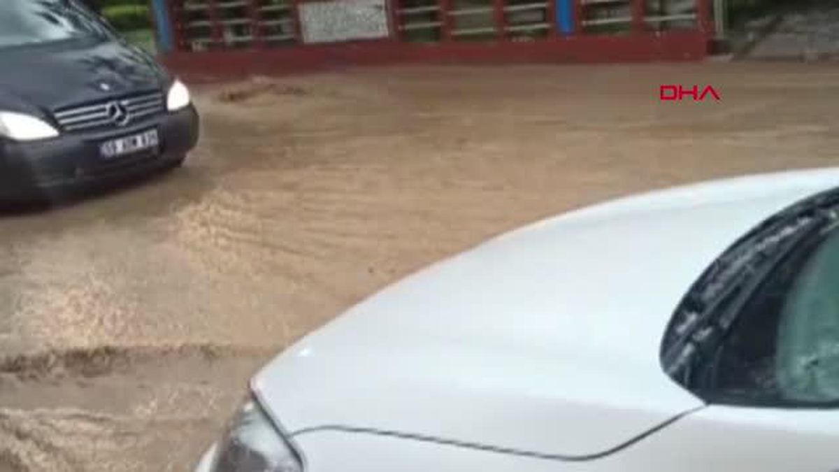 Diyarbakır\'da Fırtına ve Dolu Etkili Oldu