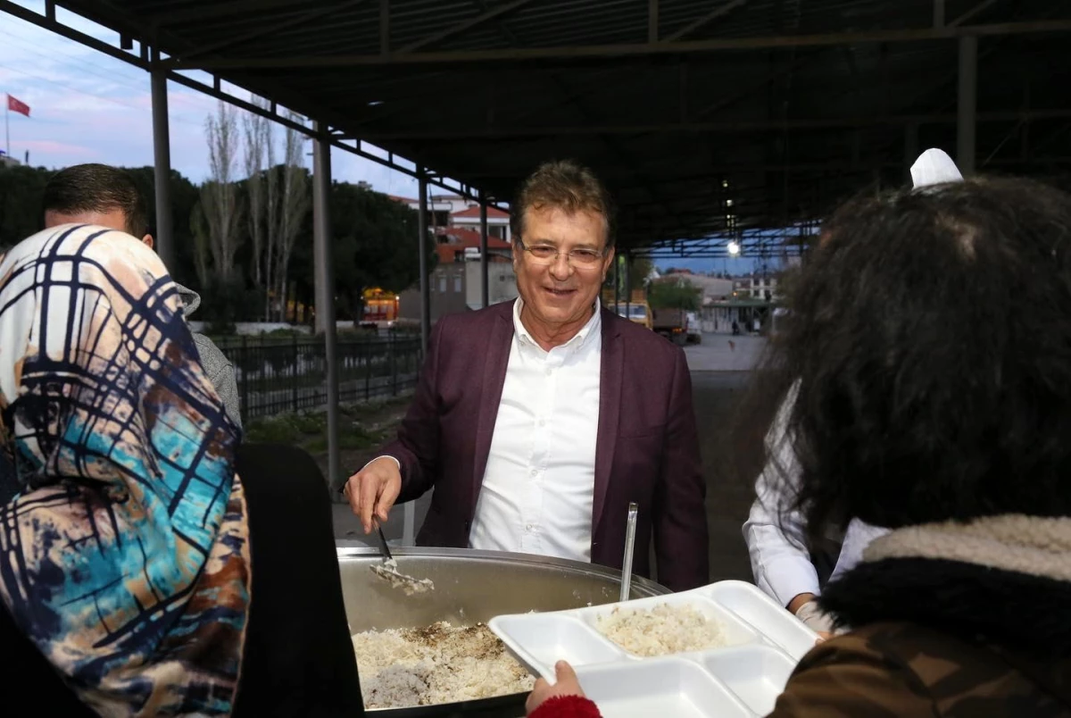 Edremit Belediyesi Tuzcumurat Mahallesinde İftar Yemeği Verdi