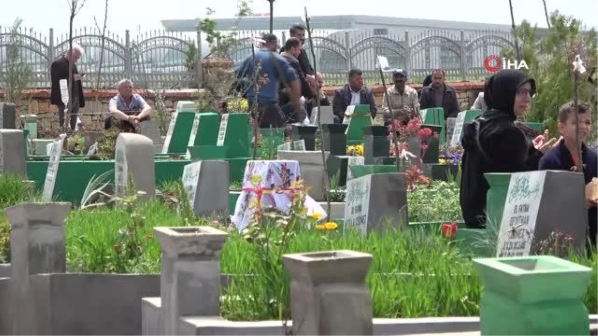 Depremde hayatını kaybedenler mezar başında anıldı