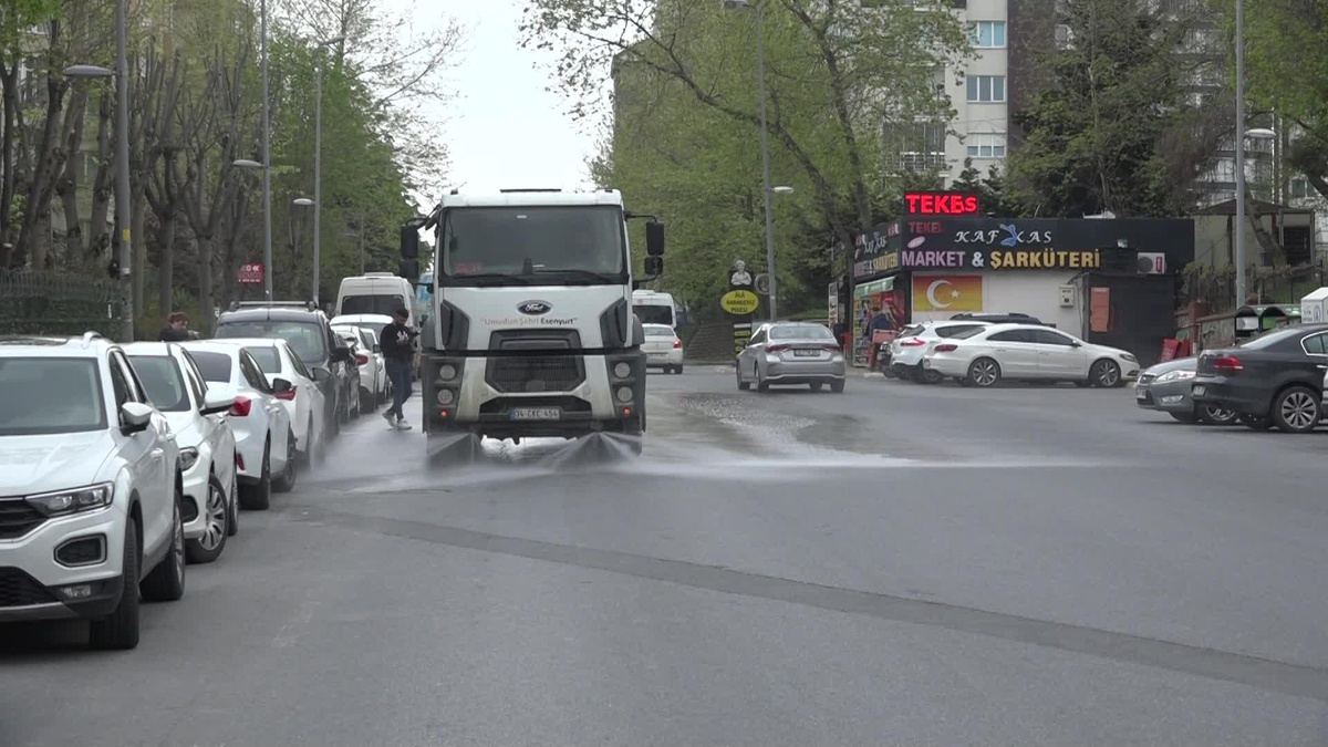 Esenyurt Belediyesi Ramazan Bayramı öncesi cadde ve sokakları tazyikli suyla yıkadı