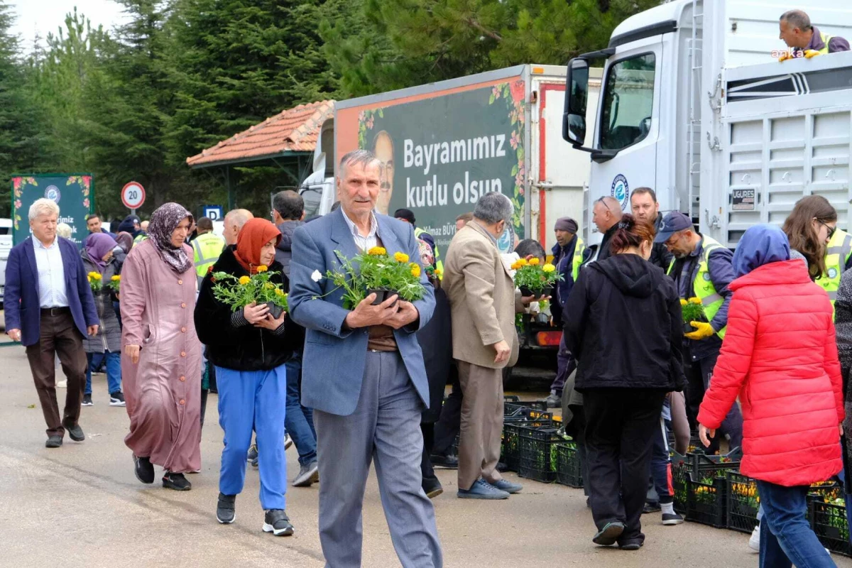 Eskişehir Büyükşehir Belediyesi, Ramazan Bayramı\'nda Mezarlıklara Çiçek Dağıttı