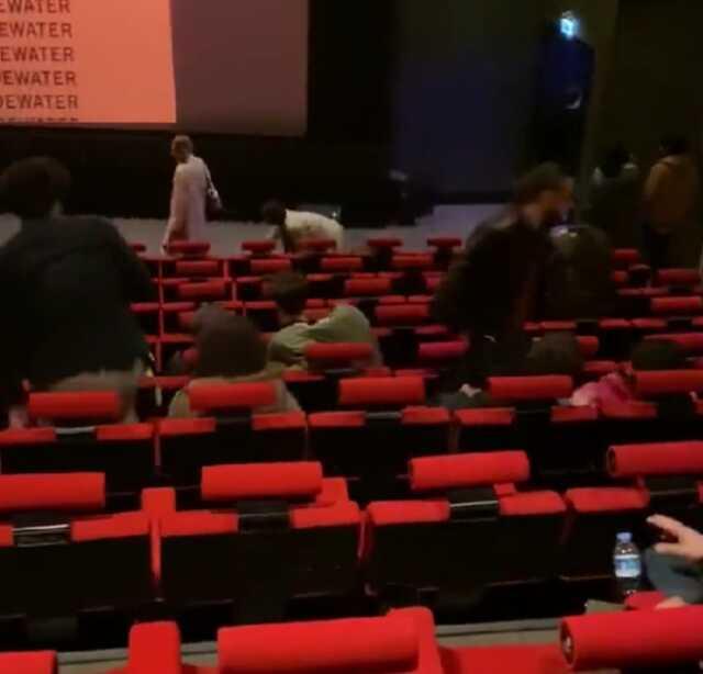 Fanteziniz batsın! Sevgilisinin boynuna tasma takıp sinema salonunda dolaştırdı