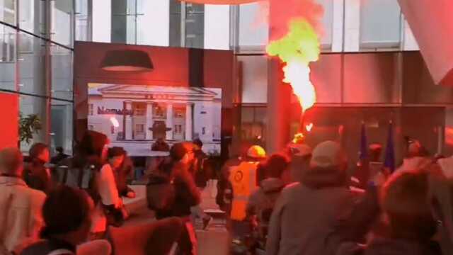 Fransa'da gerginlik arşa çıktı! Protestocular Paris borsasını bastı Fransa'da gerginlik arşa çıktı! Protestocular Paris borsasını bastı