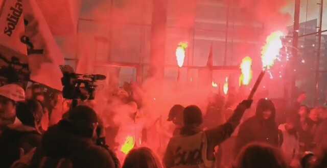 Fransa'da gerginlik arşa çıktı! Protestocular Paris borsasını bastı Fransa'da gerginlik arşa çıktı! Protestocular Paris borsasını bastı