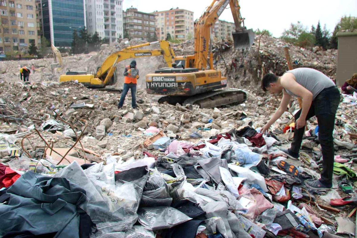 Diyarbakır\'da depremde yıkılan Galeria İş Merkezi enkazından kıyafetler çıktı