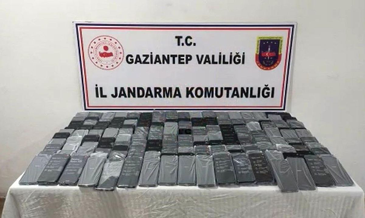 Gaziantep\'te 5 Milyon TL Değerinde 372 Kaçak Cep Telefonu Ele Geçirildi
