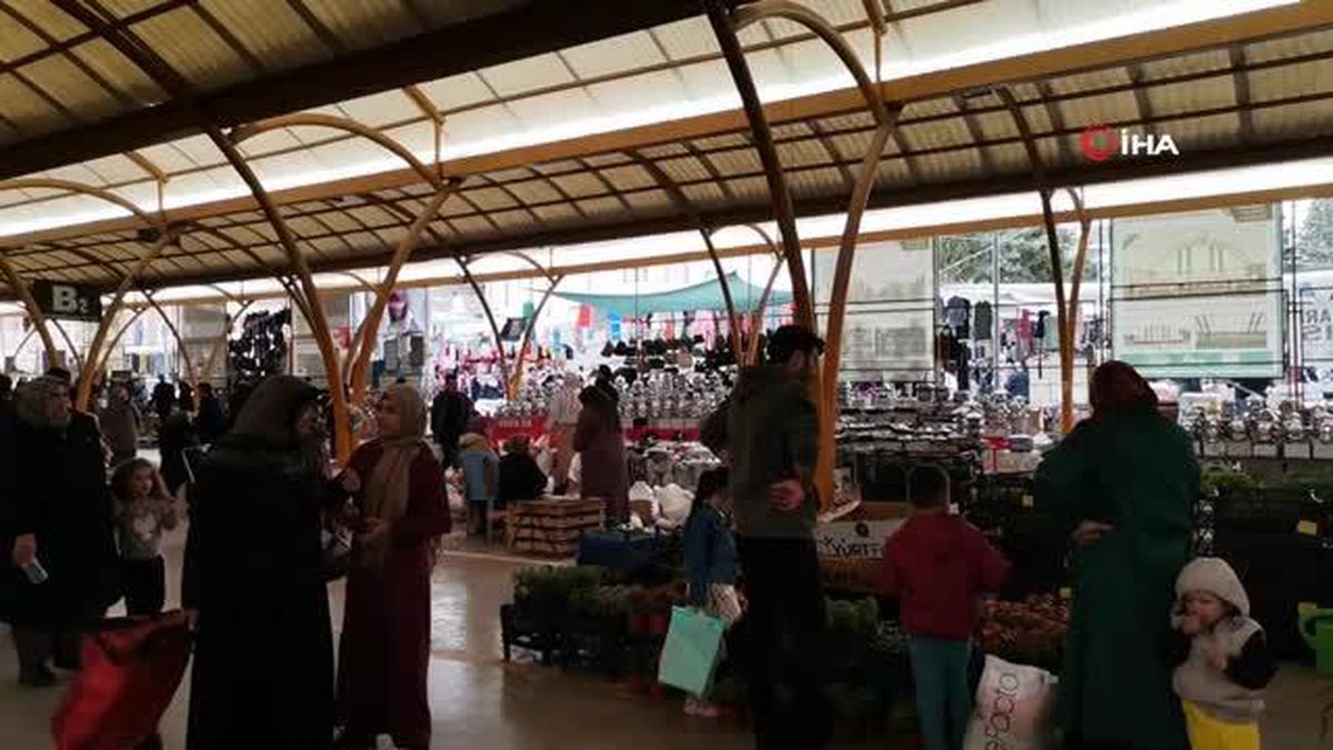 Gediz'de Bayram Öncesi Pazar Yoğunluğu