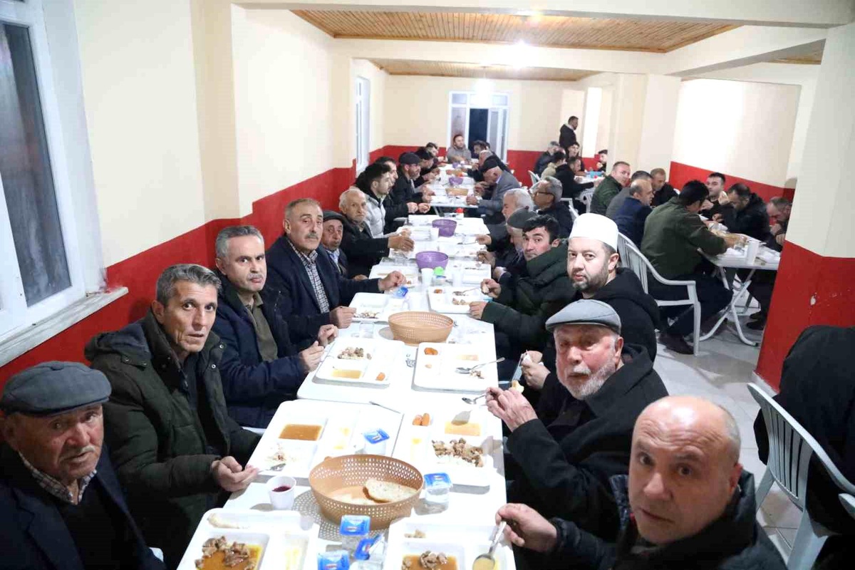 Atayurt Mahallesi Gençleri Harçlıklarıyla Mahalleye İftar Verdi
