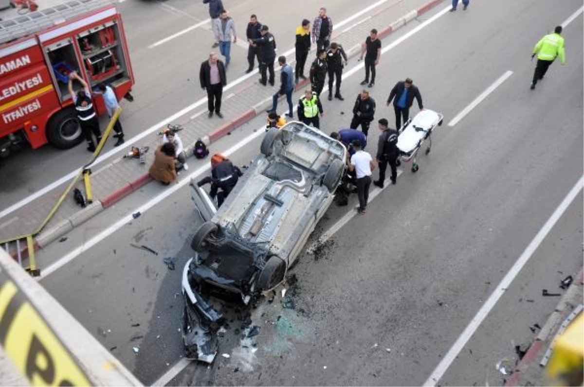 Karaman\'da Hafif Ticari Araç Alt Geçitteki Otomobilin Üzerine Düştü: 1 Ölü, 2 Yaralı