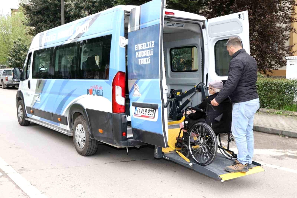 Hasta nakil ambulansları ve engelsiz taksi, bayramda da görev başında
