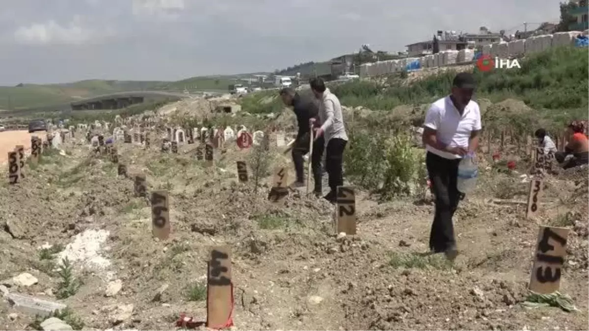 Hatay\'da mezarlıklarda hüzün hakim