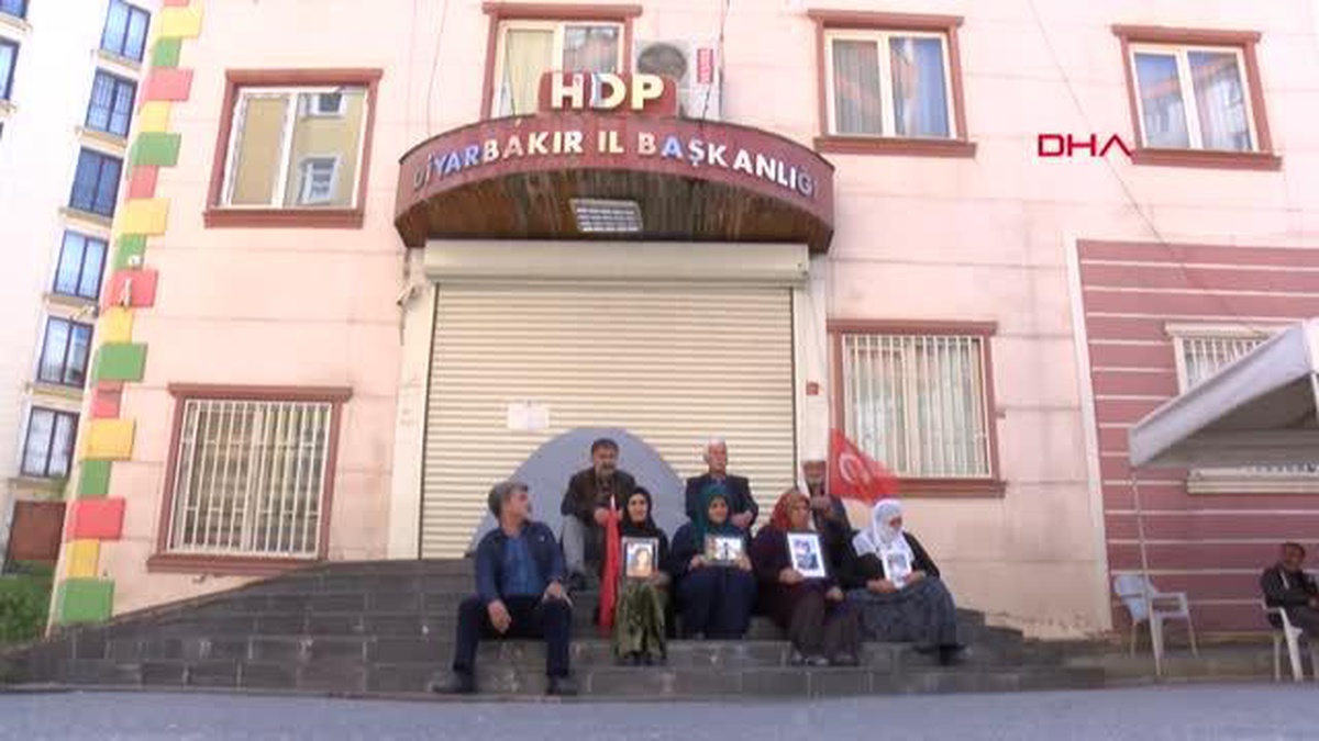 Diyarbakırda çocukları kaçırılan ailelerin 7. bayramı buruk geçiyor